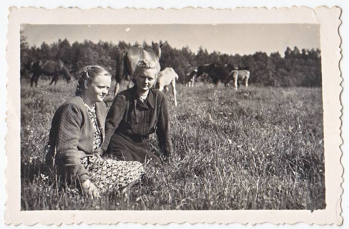 Ona Marcinkevičiūtė ir Emilija Petrauskaitė prie Patrakės miško